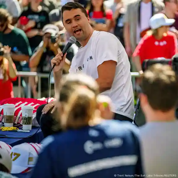 Muere activista Charlie Kirk, aliado de Trump, tras tiroteo